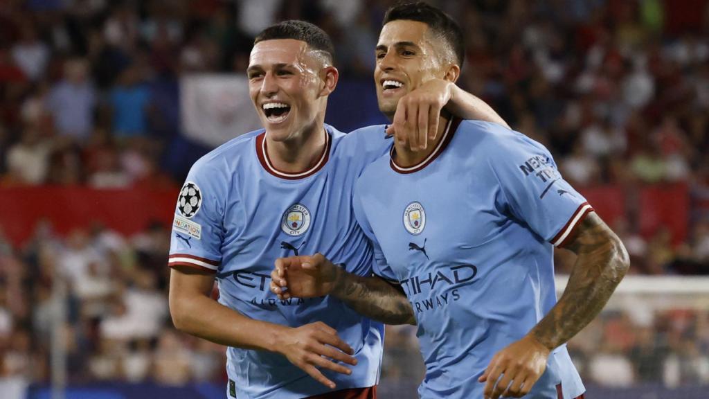 Phil Foden, celebrando su gol con el Manchester City con Joao Cancelo