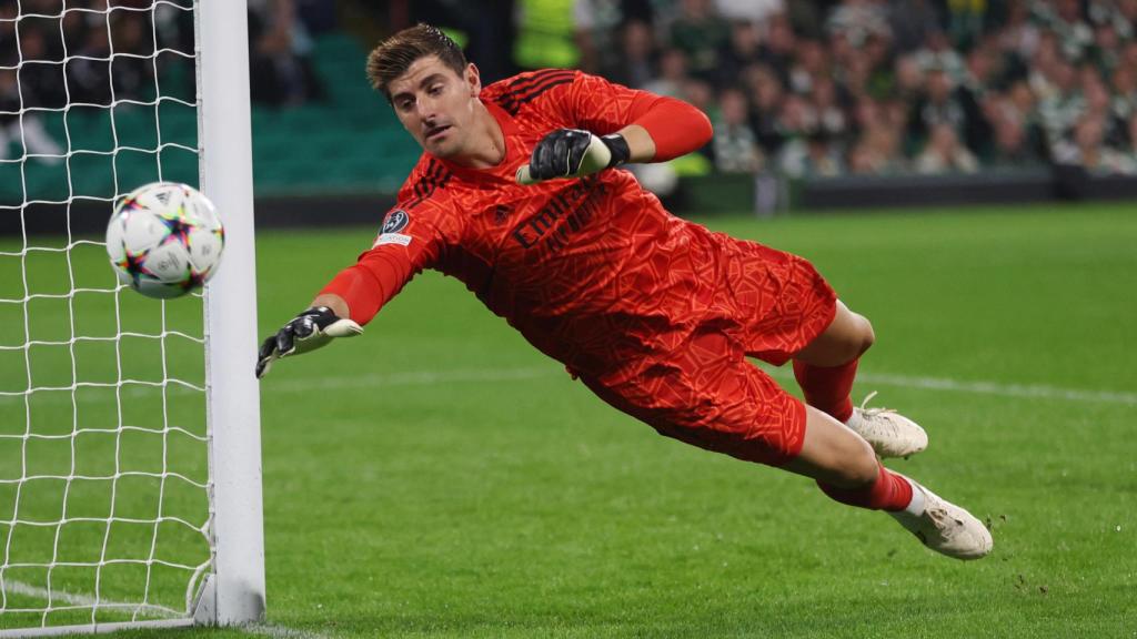 Thibaut Courtois se estira hacia un balón