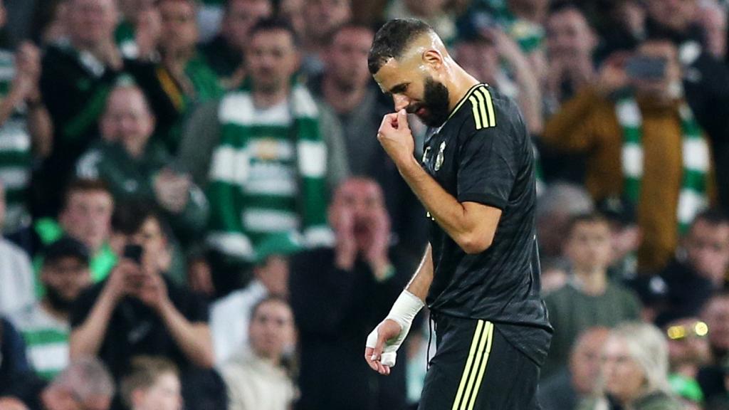 Karim Benzema se retira del campo.