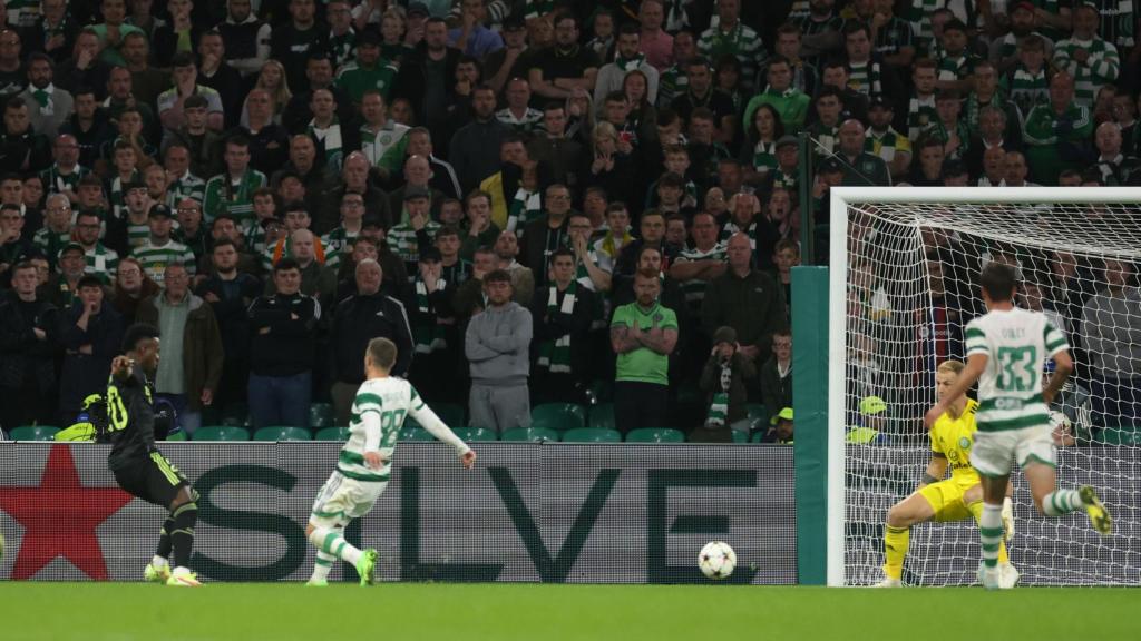 Vinicius dispara para hacer un gol.