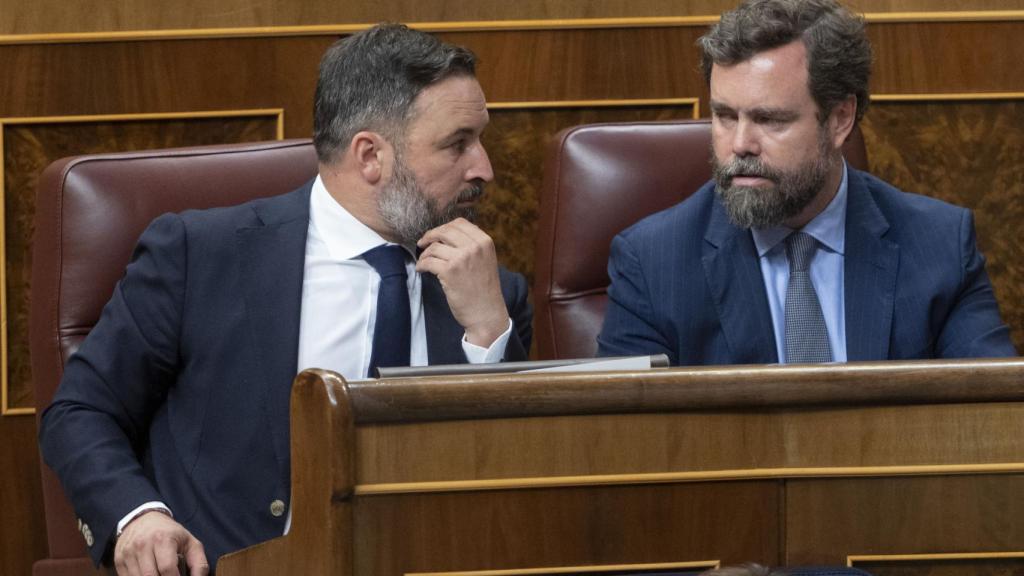 Santiago Abascal, líder de Vox, junto a Iván Espinosa de los Monteros, portavoz; en el Congreso de los Diputados.