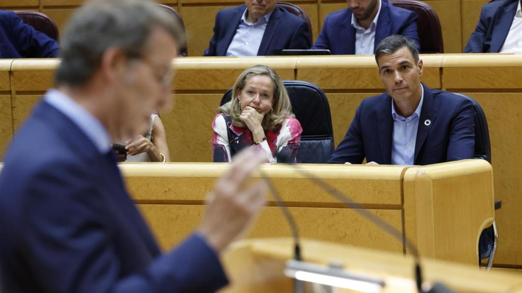 Sánchez (d), y Calviño (c), escuchan la intervención del líder del PP, Alberto Núñez Feijóo.