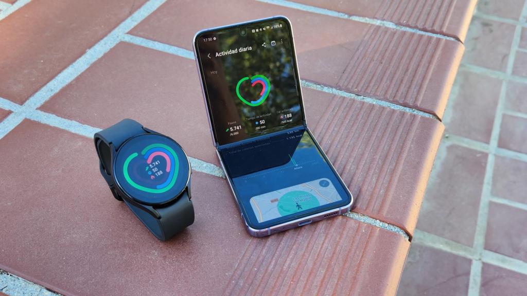 Samsung Galaxy Watch 5 conectado al Galaxy Z Flip 4