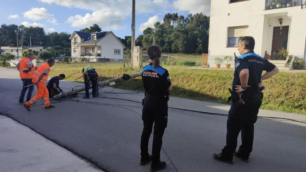 Uno de los postes y el cableado que tiró el camión.
