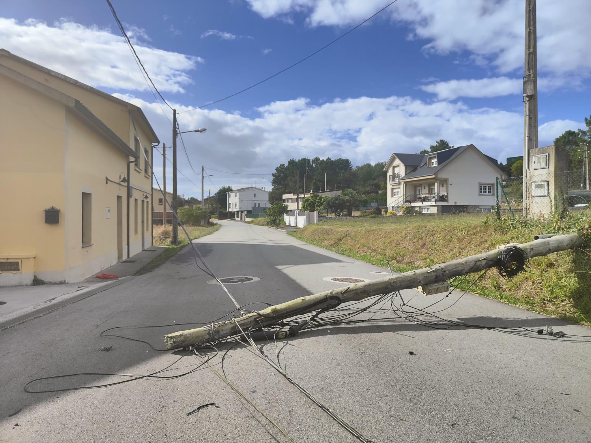 Uno de los postes afectados por el arrastre del camión (Iago Prada).