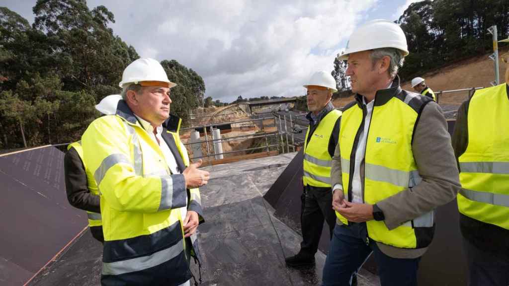 El presidente de la Xunta, Alfonso Rueda, en una visita a las obras.