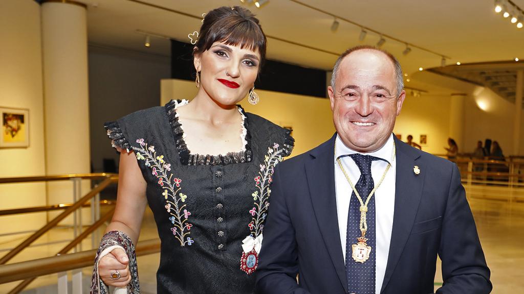 Rozalén con el alcalde, Emilio Sáiz