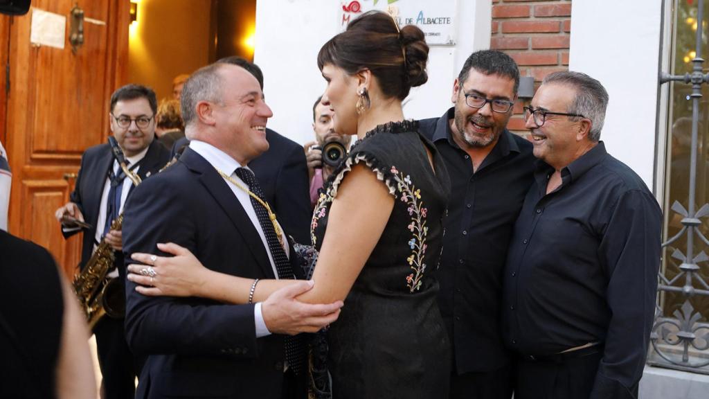 Saludo de Rozalén y el alcalde, Emilio Sáiz