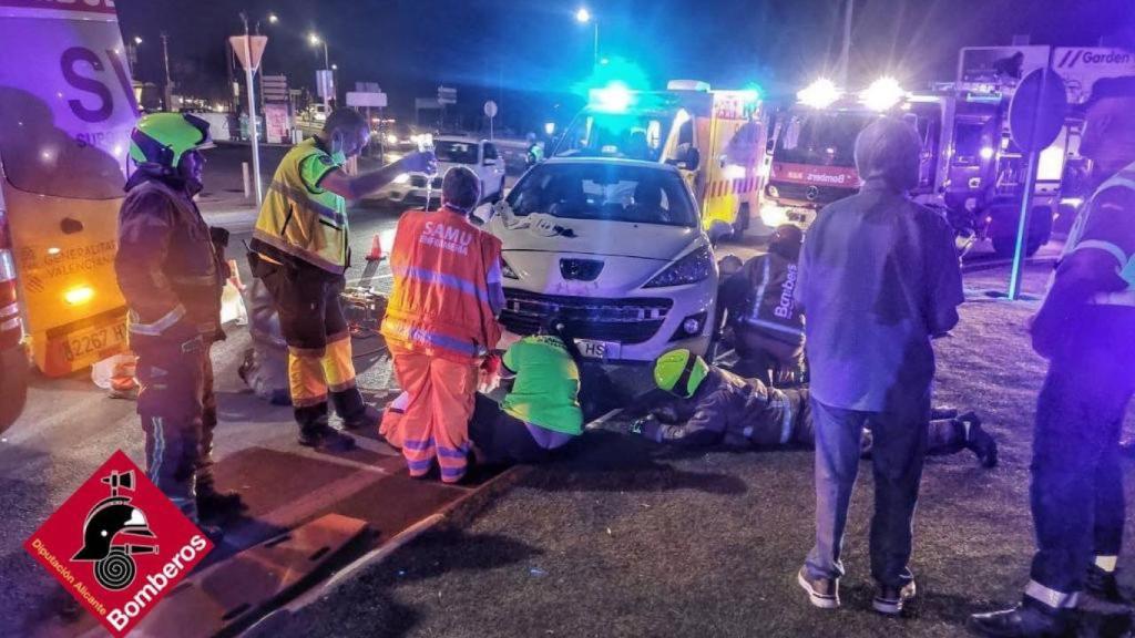 Los bomberos desplazaron a su equipo para rescatar al joven atrapado bajo el turismo en La Nucia.