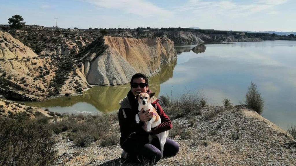 María abrazando a Lola en el pantano de Campos del Río.
