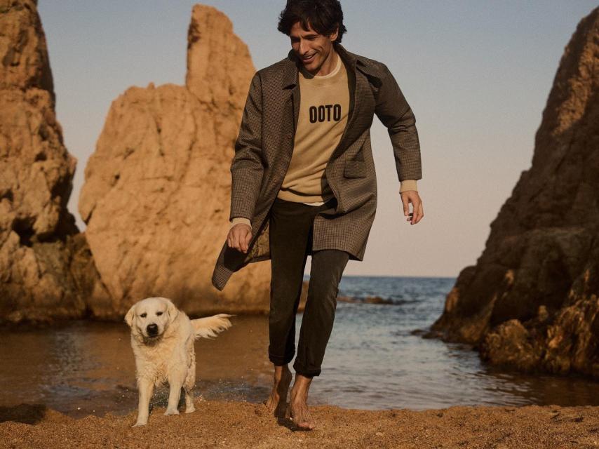 Andrés Velencoso luciendo ropa de su nueva colección de moda.