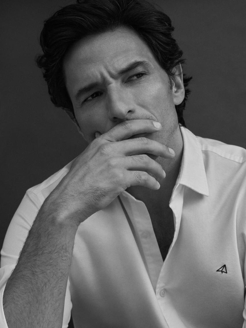 El modelo luciendo una casa de su marca de moda masculina.