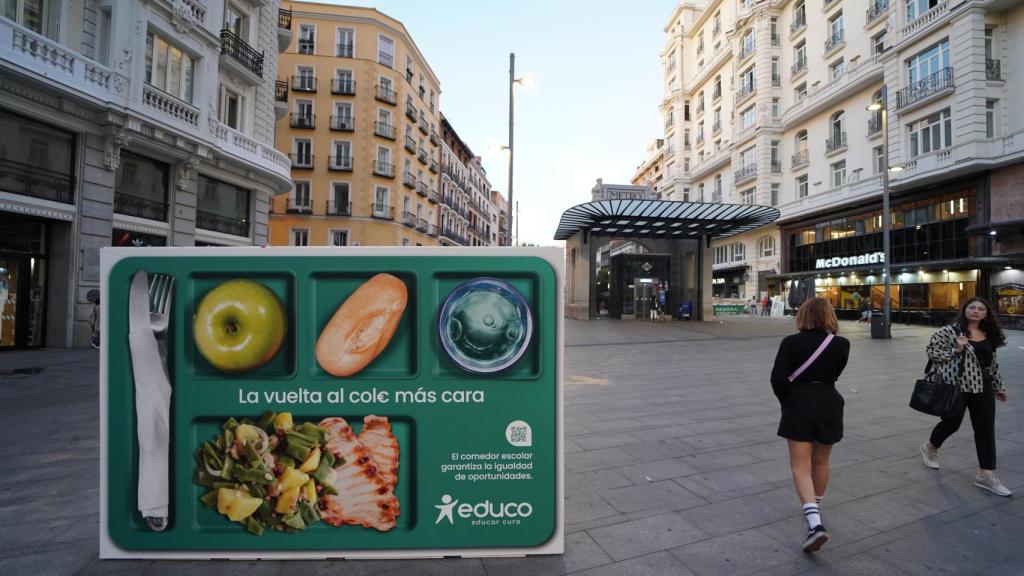 La bandeja gigante que ha desplegado Educo en Gran Vía