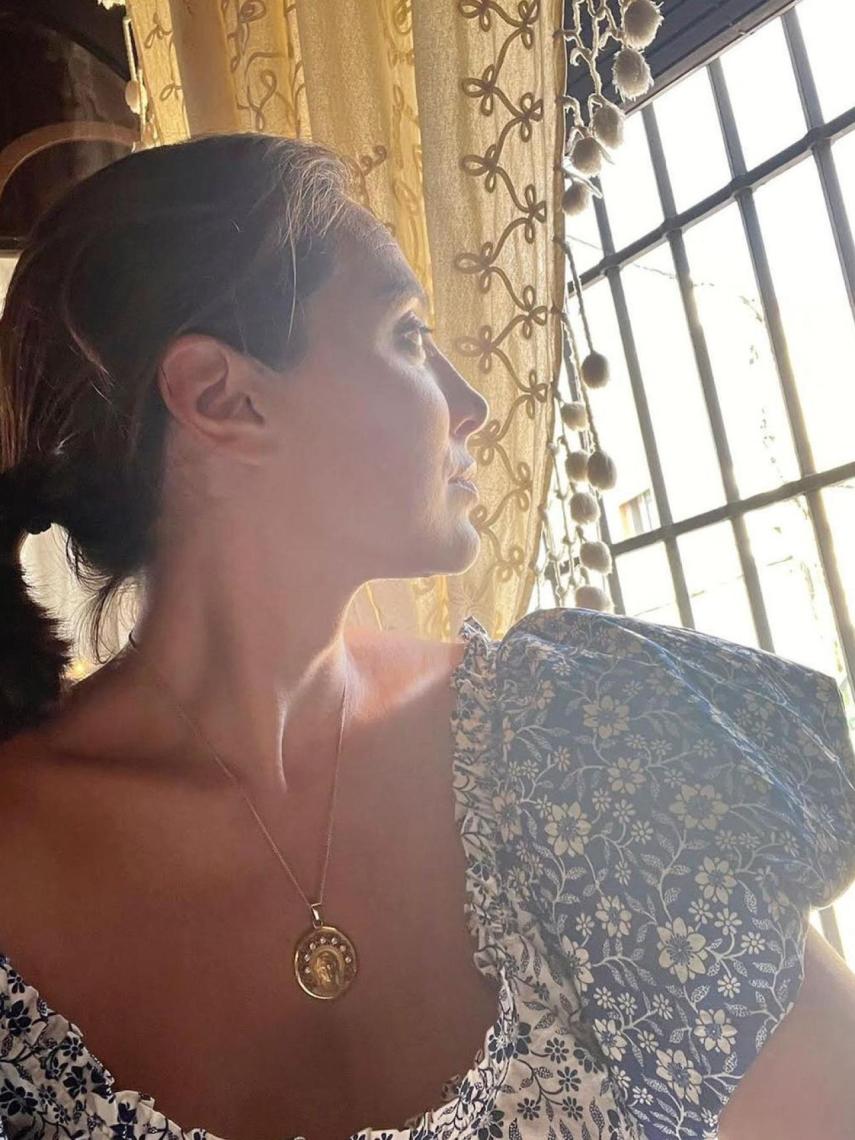 Tamara Falcó luce una cadena de la Virgen, de su propia colección para Tous.