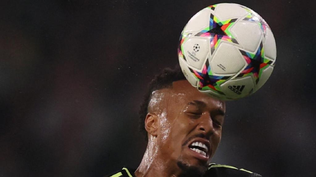 Eder Militao golpea de cabeza un balón.