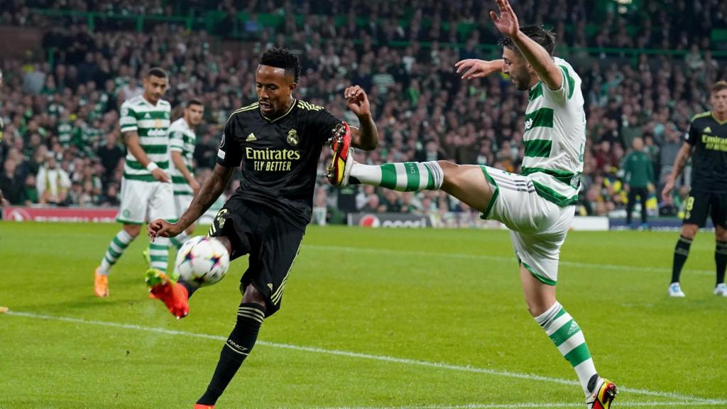 Eder Militao despeja un balón.