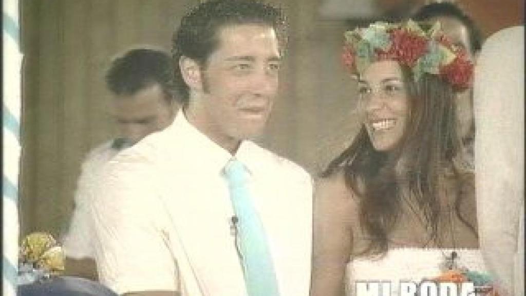 Eva Paz y Emilio Lozano dándose el 'sí, quiero' en la casa de Guadalix de la Sierra.