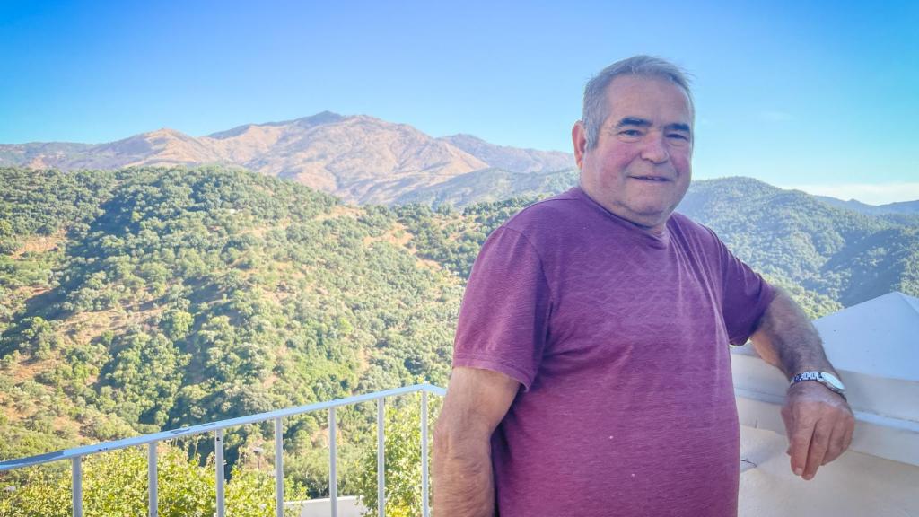 Francisco, con la sierra de fondo.