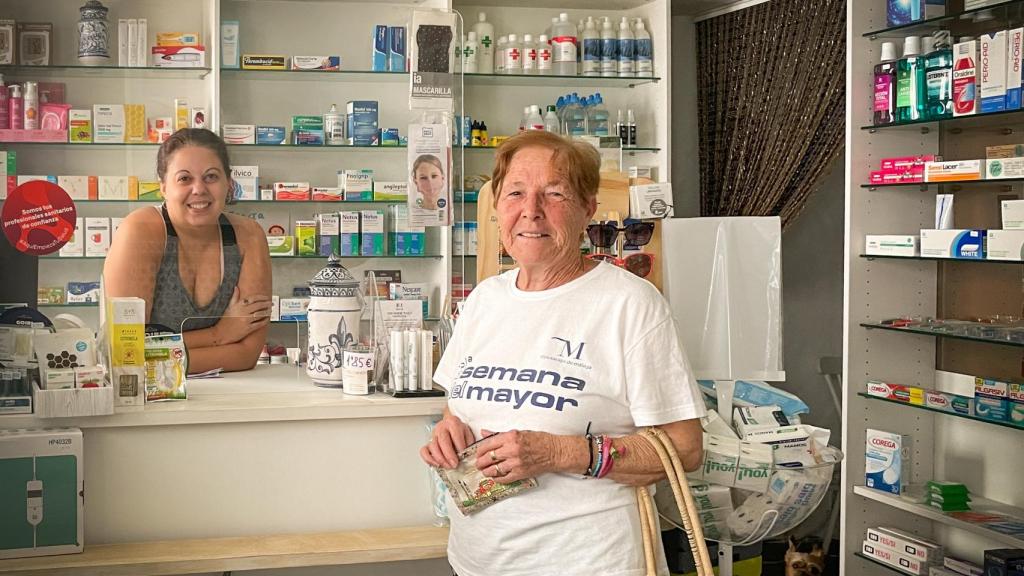 María, en la farmacia del pueblo.