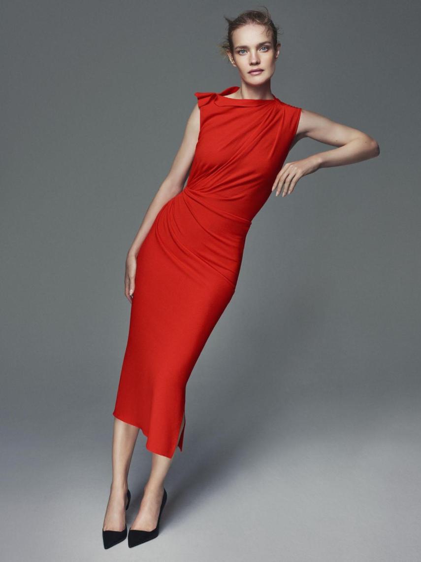 La modelo Natalia Vodiánova, con otro vestido de la colección Narciso Rodriguez x Zara.