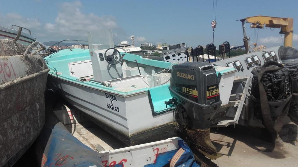 Una de las lanchas amontonadas en el embarcadero.