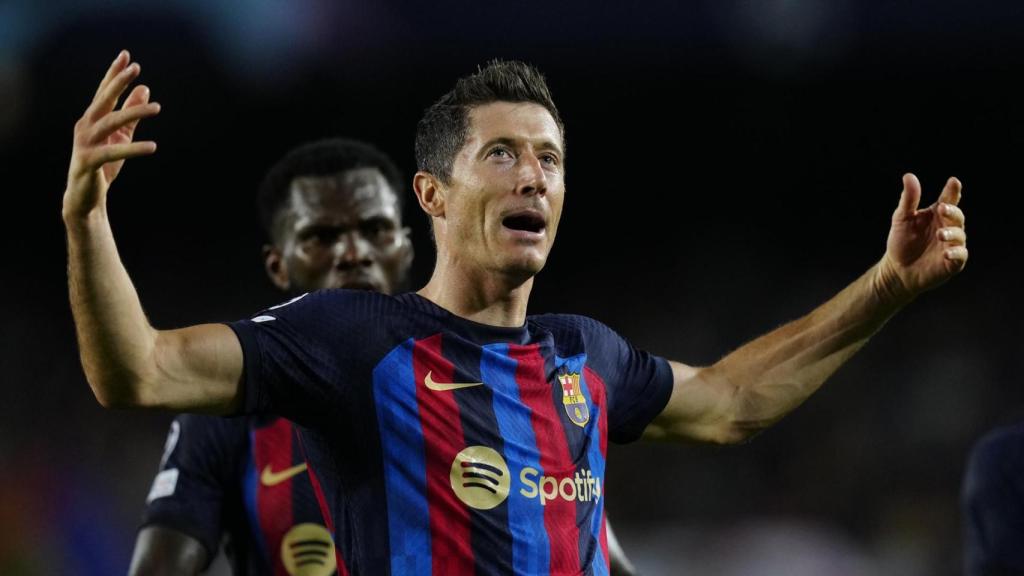 Robert Lewandowski levanta sus brazos.