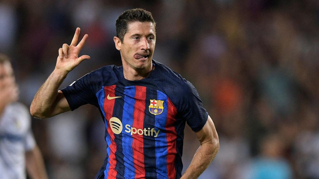 Robert Lewandowski hace el signo de sus tres goles.