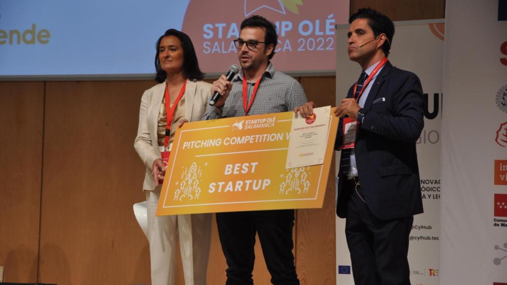 Emma Fernández (i), directora general de Economía Social; junto al CEO de la startup ganadora, y Emilio Corchado, fundador de este evento