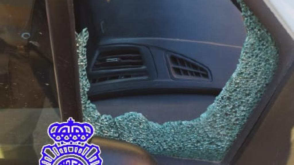 La ventana de uno de los coches en los que ha robado