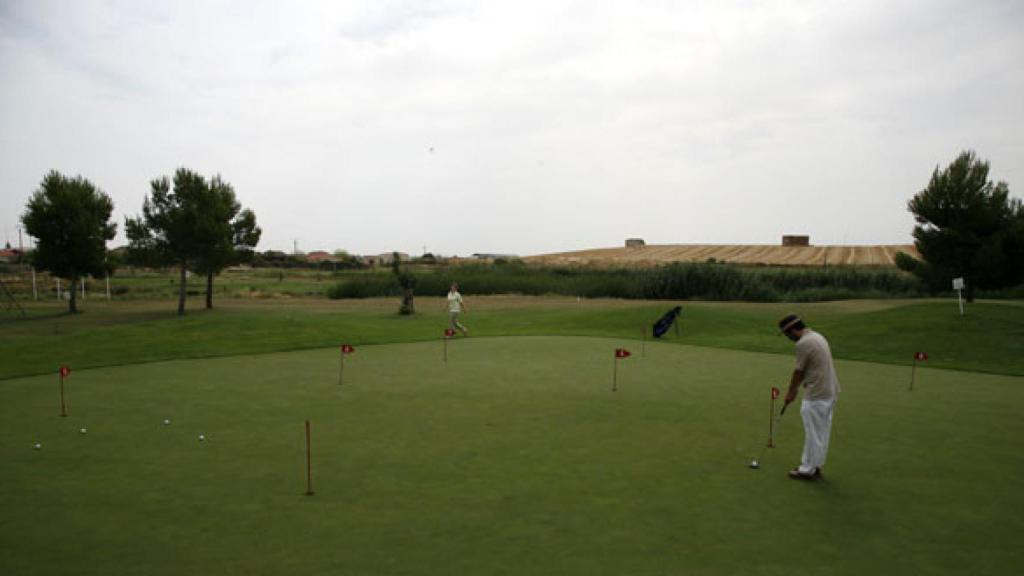 Un golfista intentando un hoyo en uno