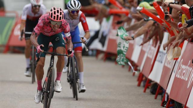 Rigoberto Urán cruza la meta.