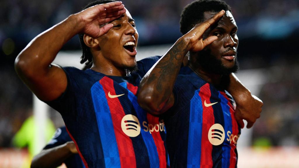 Jules Koundé y Franck Kessie hacen el saludo militar.