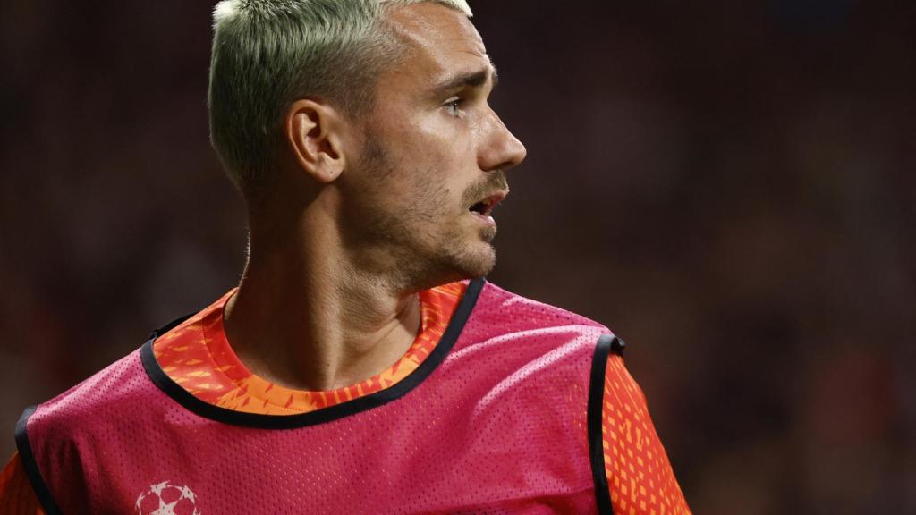 Antoine Griezmann, calentando en el descanso