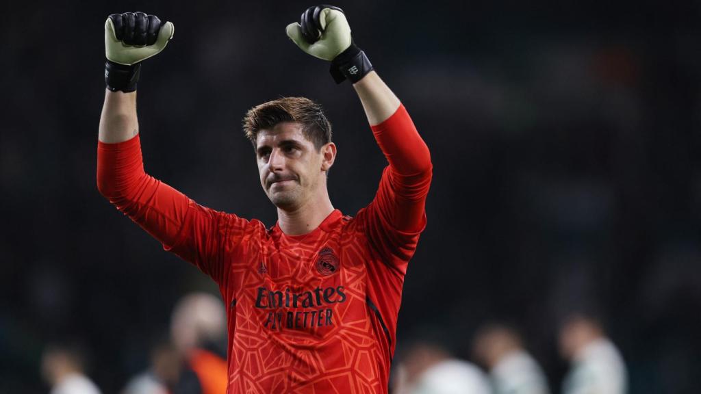 Thibaut Courtois levanta los brazos.