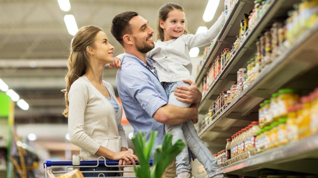 Un matrimonio compara precios en un supermercado.