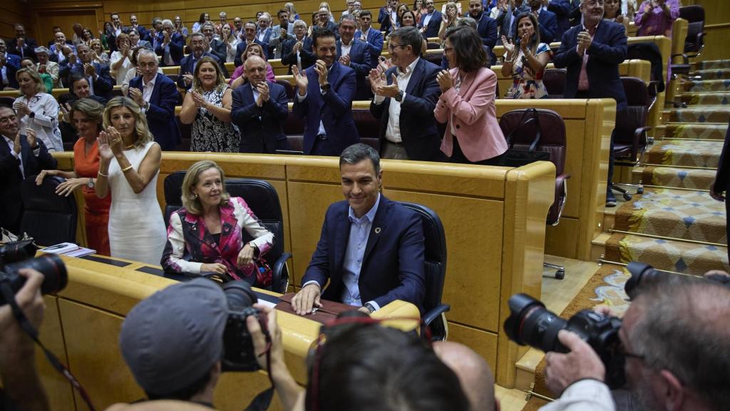 La bancada socialista, en pie, aplaudiendo al presidente del Gobierno en el Senado.