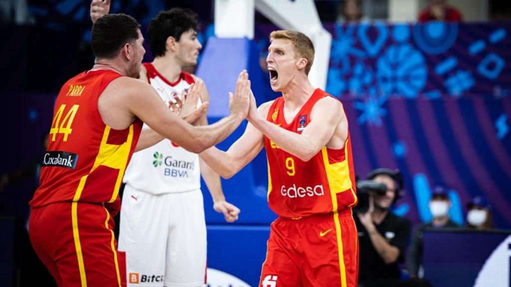 Alberto Díaz chocando a Joel Parra.