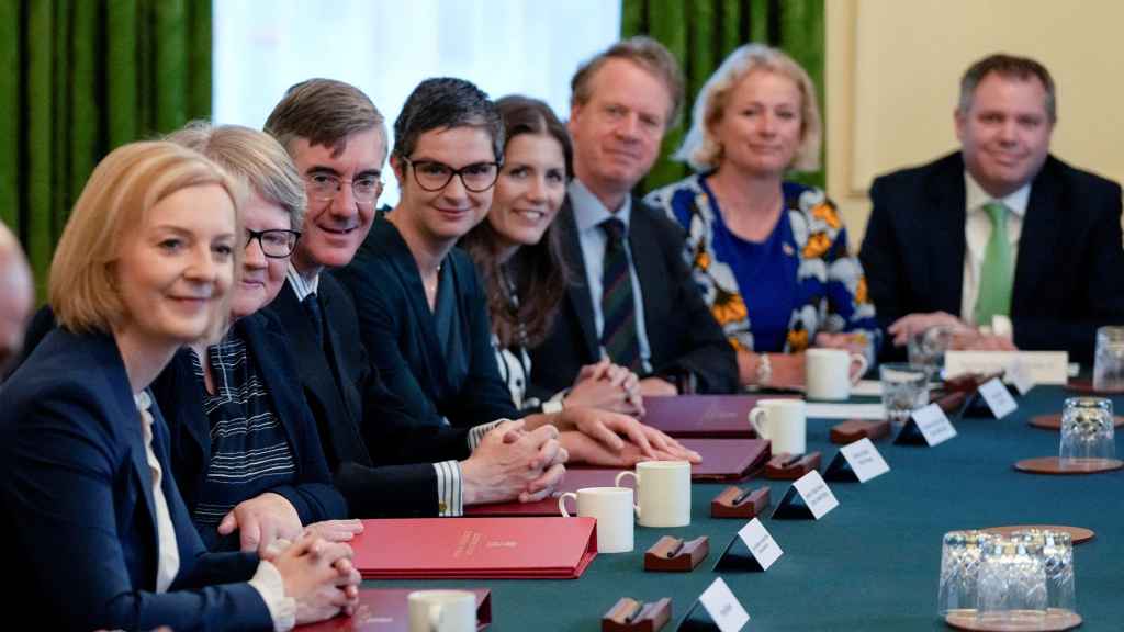 Liz Truss en la primera reunión con su nuevo gabinete en el número 10 de Downing Street.