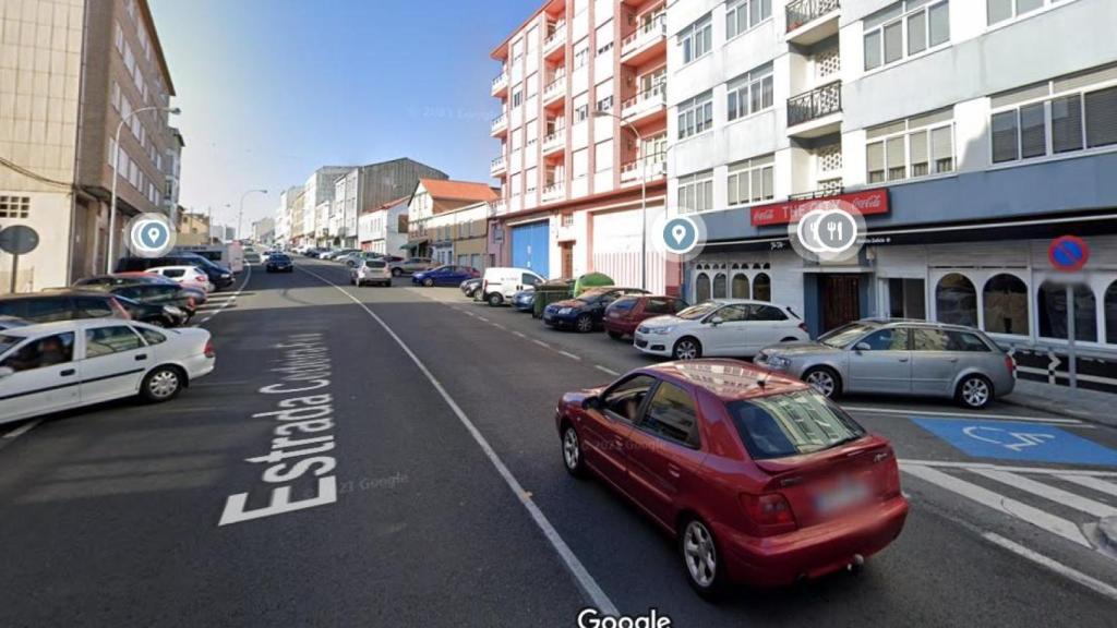 Diversos elementos dificultan el tránsito de peatones en ambos márgenes de la vía