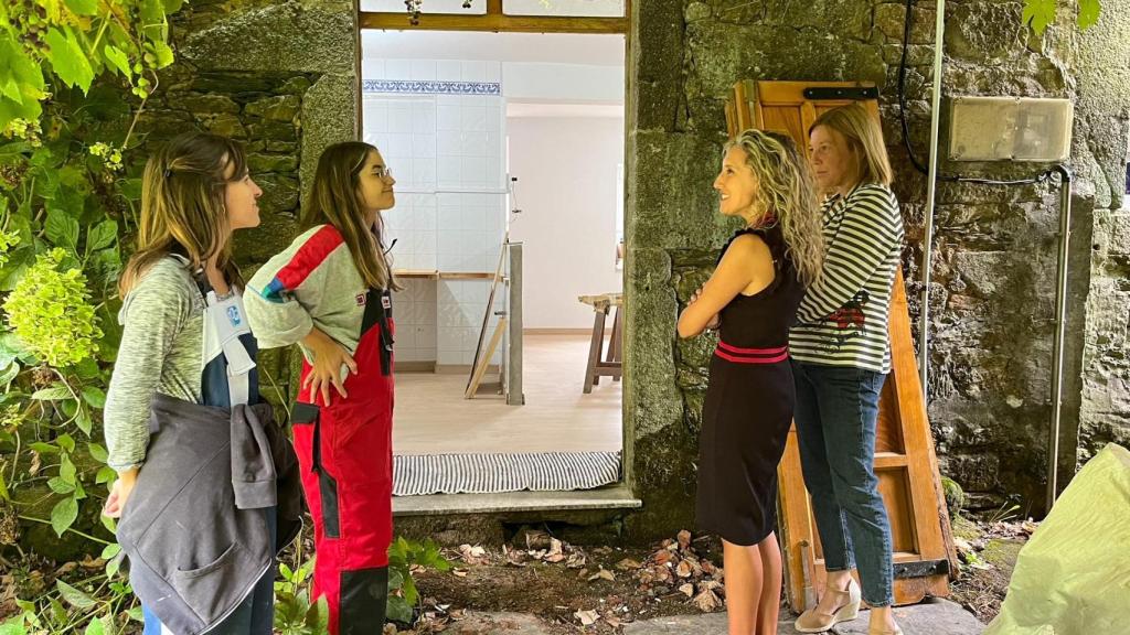 La delegada de la Xunta en Ferrol, Martina Aneiros, con Natalia Pardo y Ana Pena