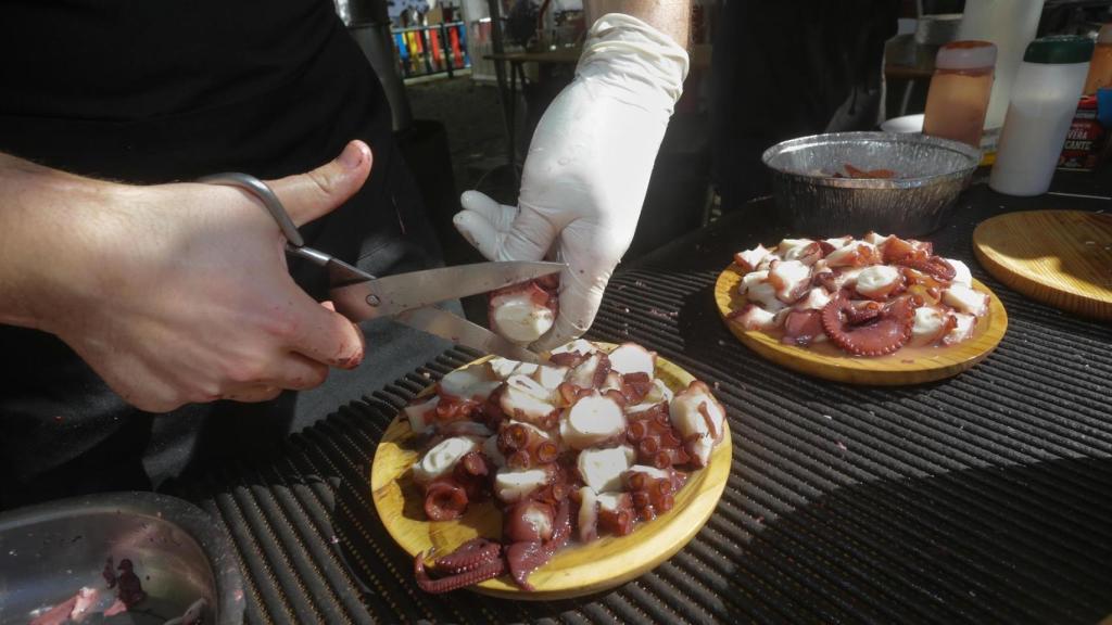 Un ‘pulpeiro’ corta pulpo en las fiestas de San Froilán.
