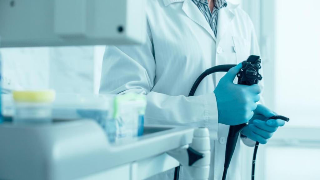 Sanitario realizando una endoscopia.