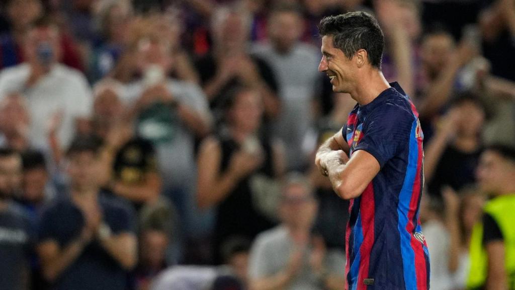 Robert Lewandowski celebra uno de sus goles chocando sus manos.
