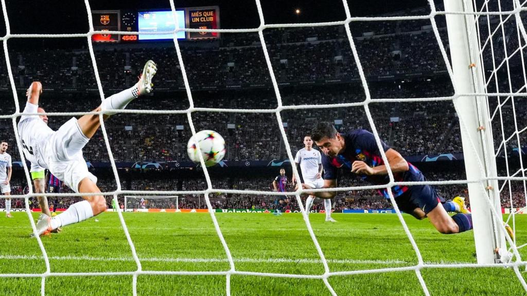 Robert Lewandowski se lanza en plancha para rematar de cabeza.