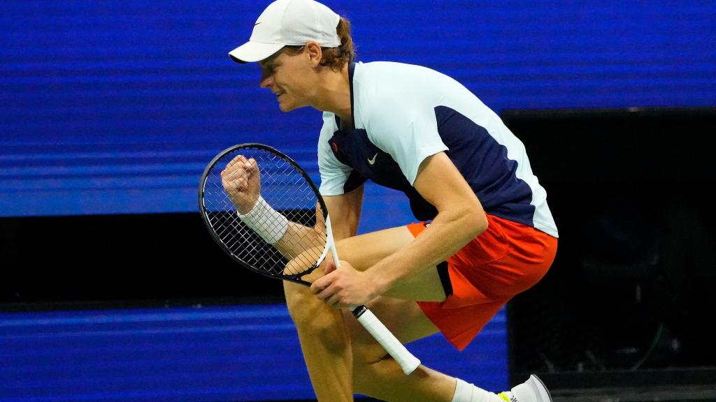 Jannik Sinner celebra un punto ante Carlos Alcaraz
