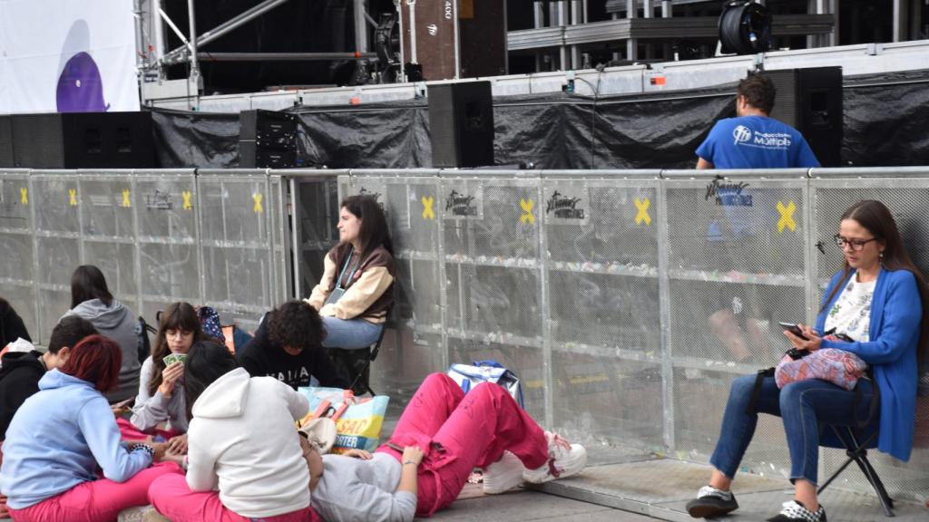 Las fans esperan a que a partir de las 23.00 horas comience el show de Derulo