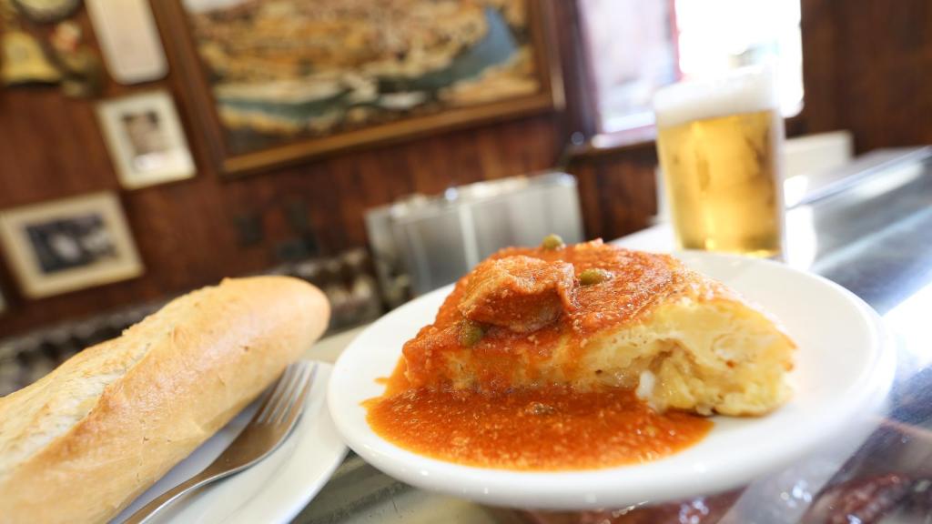 El afamado pincho de tortilla española con salsa de carcamusas de Ludeña.
