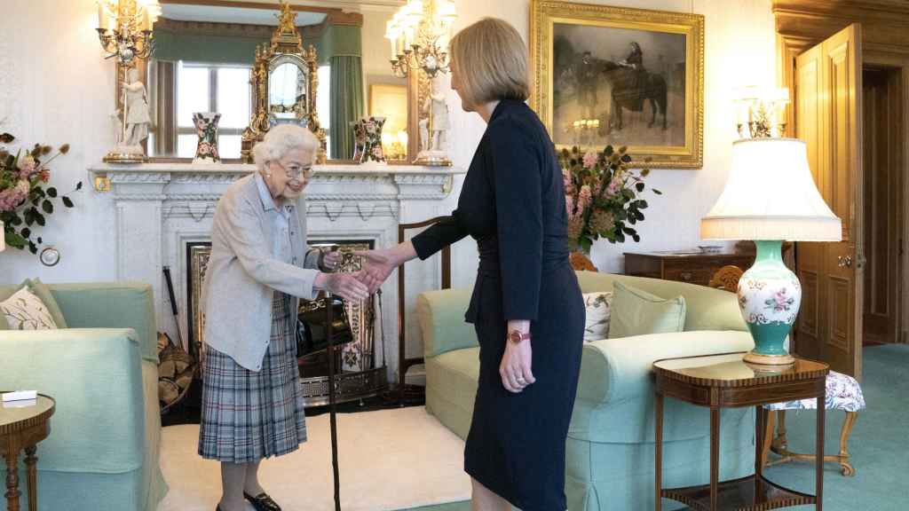 La reina Isabel II recibe a la primera ministra británica Liz Truss