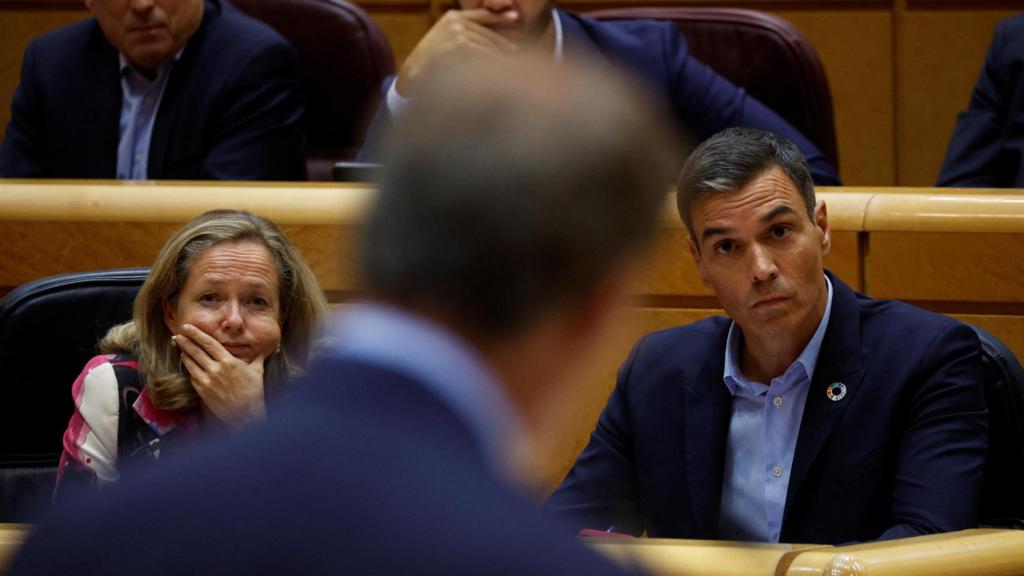 Pedro Sánchez y Nadia Calviño, durante la comparecencia de Feijóo en el Senado.