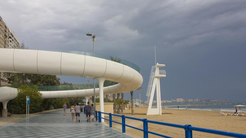 Imagen de archivo de  la playa de El Postiguet en Alicante.
